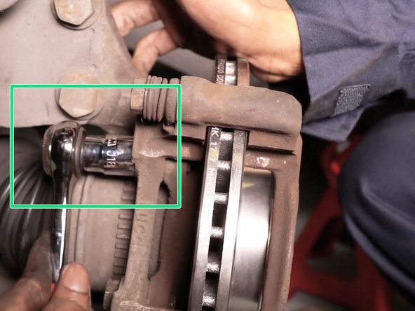 A l'aide du cliquet et de la douille de 18 serrer les vis du support d’étrier