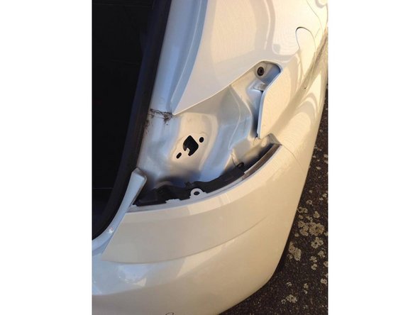 Faites attention de ne pas laisser le phare tomber ou abîmé votre carrosserie.