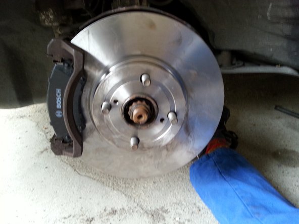 reposer les nouvelles plaquettes, la plaquette avec le témoin d'usure (flèche bleu ) va derrière