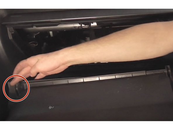 Pour remettre la boite à gants, mettez les deux attaches de la boite à gants en face des trous, et poussez les faire rentrer.