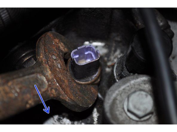 Utiliser une clé de 22 mm pour desserer le connecteur