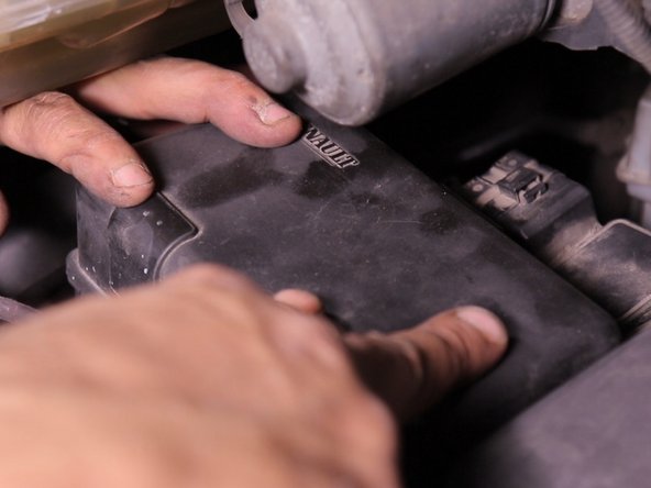 Repositionner le couvercle de la boite à fusibles (3 encoches)