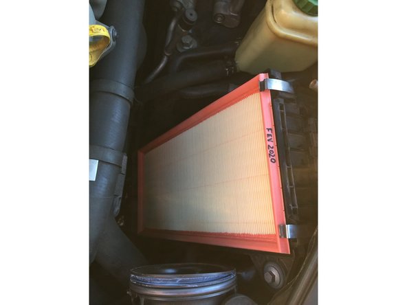 une fois le bloc filtre nettoyé, insérer le filtre neuf, controler au préalable la taille du nouveau filtre avec l'ancien.