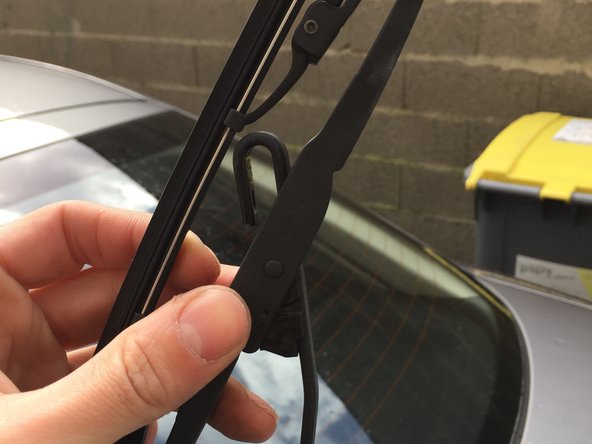 Une fois le balais assez descendu, dégagez celui ci en le faisant pivoter (photo 3)