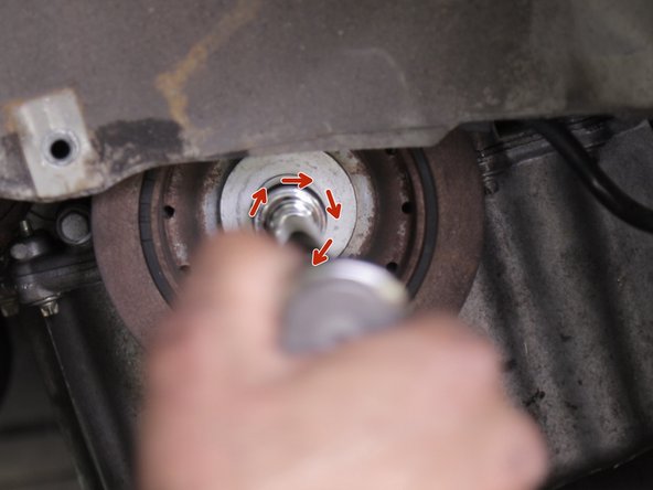 Replacer la vis sur la poulie damper et la serrer