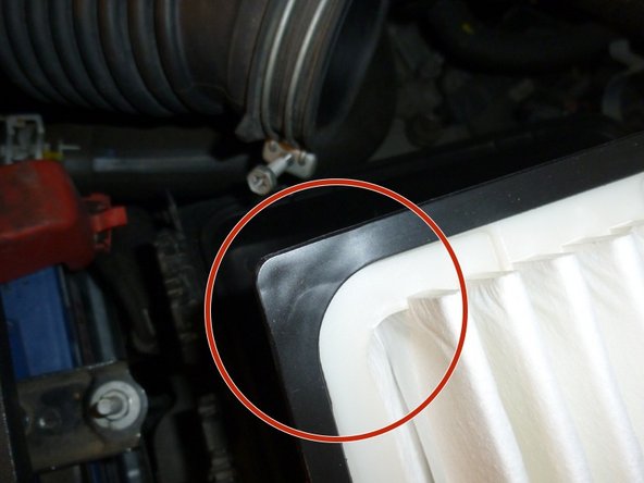 Le filtre à 3 angles arrondis et un angle à 90°, mettre  cette angle coté batterie à gauche.