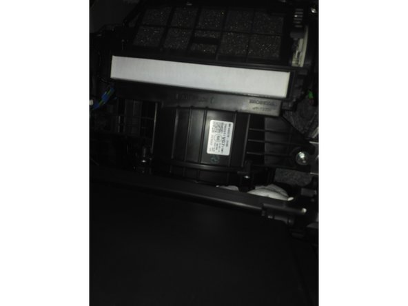 Le nouveau filtre est inséré en respectant le sens du flux d'air pour une filtration efficace.