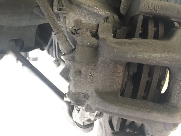 Une fois les deux vis démonté retirer l'étrier