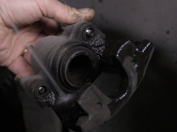 Retirer l'étrier du ressort et le nettoyer avec du nettoyant frein