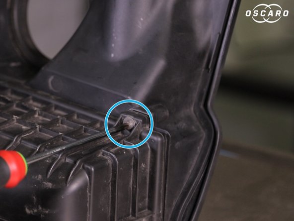 Dévisser les deux autres vis du couvercle de la boite à air avec le tournevis Torx T30