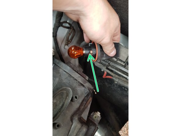 Mettez votre main dans le logement où se trouve les ampoules puis pivoter (dans le sens du dévissage) le support qui maintient l'ampoule en regardant le phare afin d'être sur de retirer la bonne ampoule du logement.