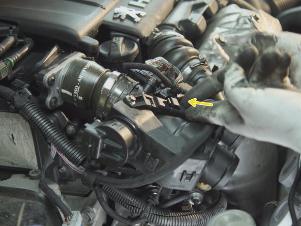 Replacer les différents connecteurs et agrafes sur le boitier