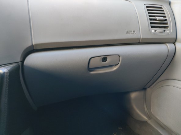 Fermer la boîte à gants après avoir remis les éventuels objets dedans.