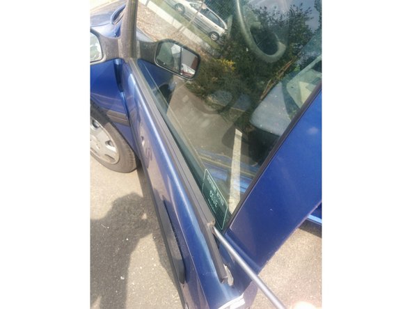 Déposer le joint extérieur de la vitre afin de pouvoir décaler la vitre du rail