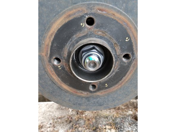 Déposer l'écrou à l'aide d'une douille de diamètre 30 mm