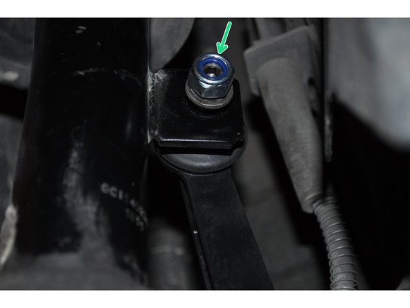 De la même manière que la rotule inférieure, serrer l’écrou sur la rotule supérieure.