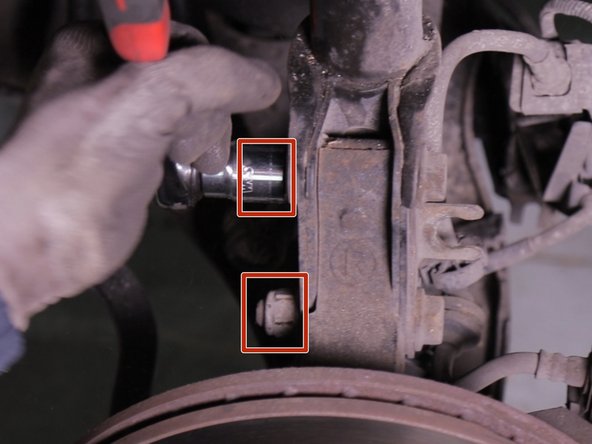 Desserrer les 2 écrous du porte moyeu avec un cliquet et une douille de 21
