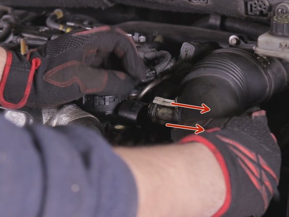 Extraire la durite en débutant par le turbo