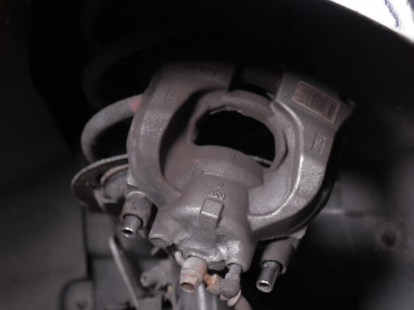 Astuce : placer l'étrier sur le ressort de suspension pour ne pas détérioré le flexible de frein