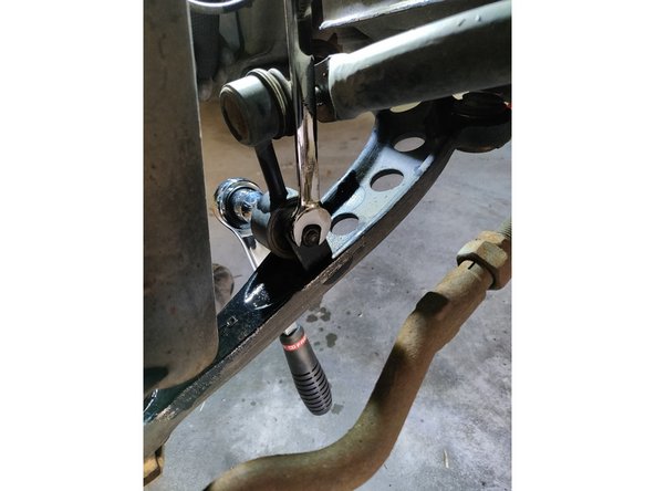 Même opération que précédement mais avec une clé et une douille de 13 mm