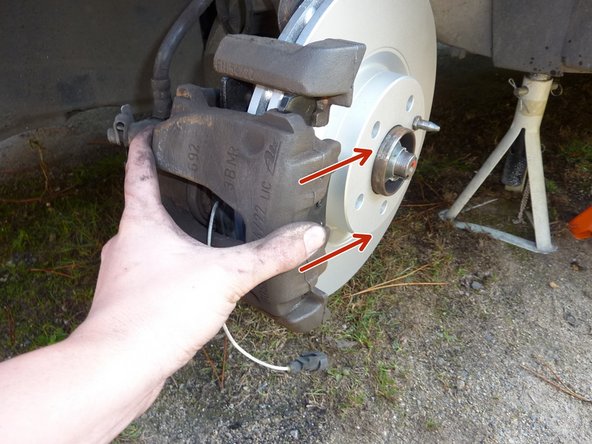 Insérer l'étrier de frein. Vérifier la bonne position des plaquettes.