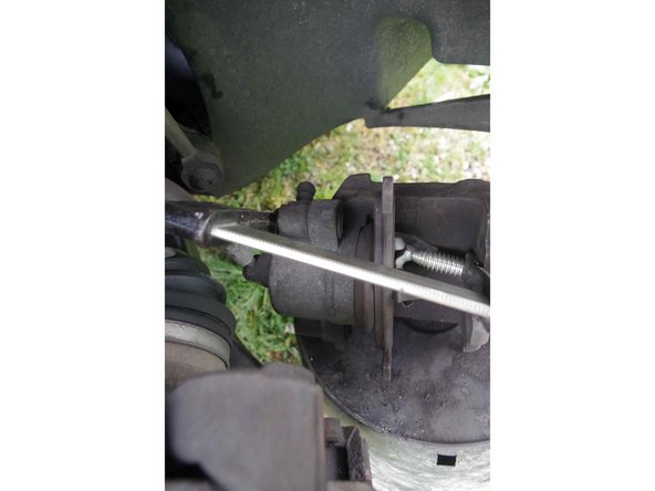 La plaquette usagée m'a permis de ne pas abimer le joint du piston, et d'appuyer sur toute sa surface en même temps.