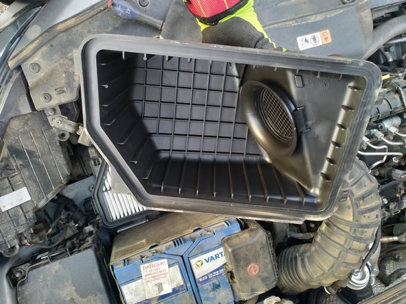 Ouvrir le carter et enlever la durite d'air . Vérifier l'absence d 'impureté dans la grille de sortie . Remettre la durite en place