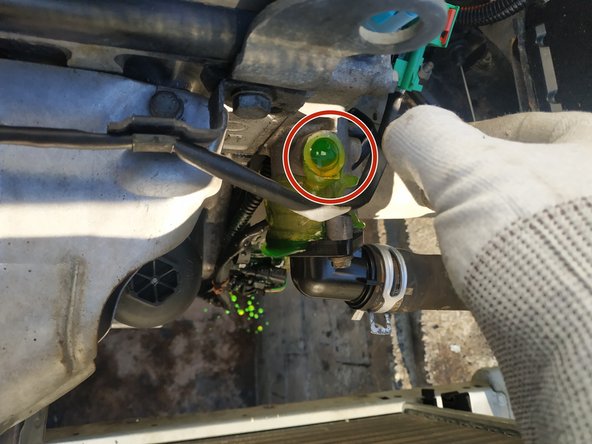 Continuer à verser du liquide de refroidissement dans le vase d'expansion (il va se vider) : lorsque du liquide s'écoule par les purges, les fermer