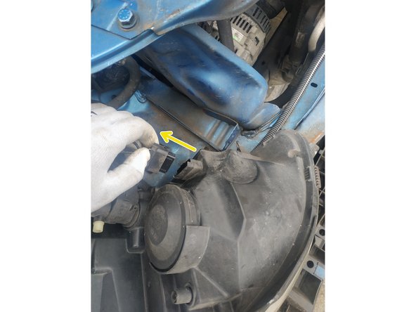 Ici, le moteur n'était pas branché car le phare que j'ai remplacé n'était pas d'origine  et pas compatible. Le nouveau phare est conforme et j'ai pu tout brancher correctement.