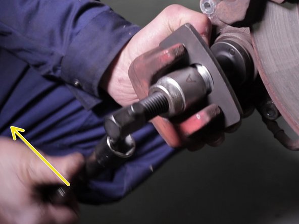 Utiliser le  repousse piston pour rentrer le piston de l'étrier à l'intérieur