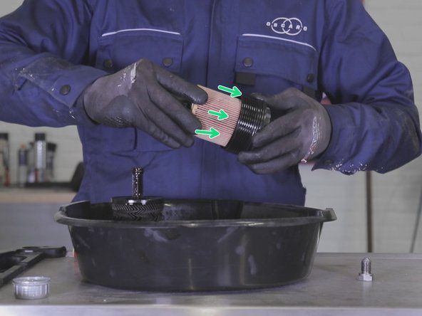 Enclencher le nouveau filtre à huile sur la cloche