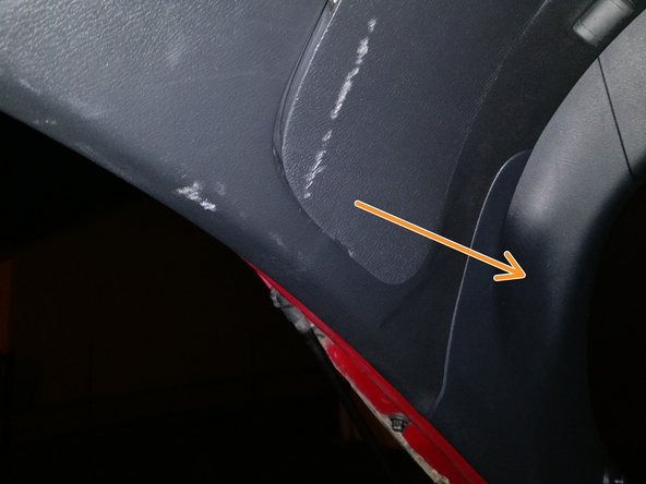 Tirer doucement sur la trappe pour la dé clipser entièrement