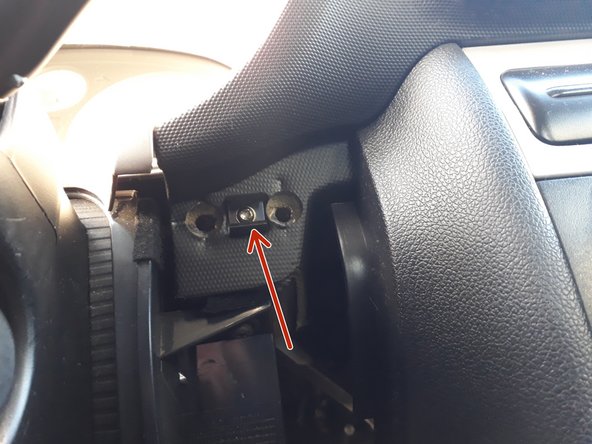 pour remettre le cache il faut le clipser dans les 2 agrafes de chaque coté du volant