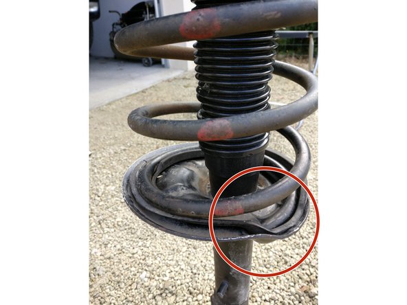 Avoir visser l'écrou sur la tige avant de commencer à desserrer les compresseurs