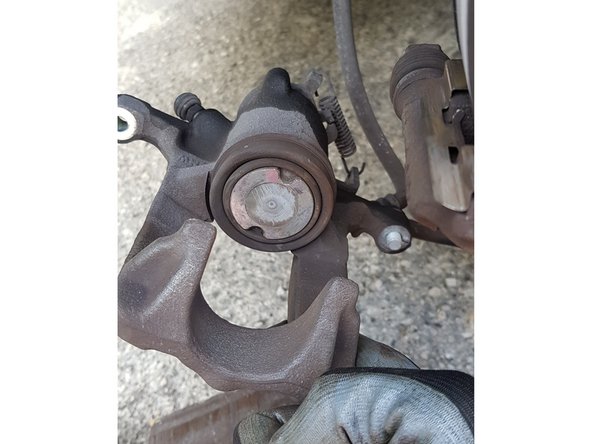 Le piston de l'étrier arrière est vissé, il faut donc un outil spécifique. Un simple serre-joint ne fera pas l'affaire.