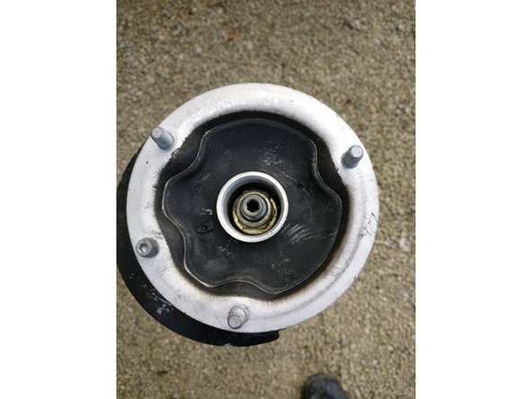 Utiliser une douille avec une pince multiprise ou une pince étau pour bloquer l'écrou. Puis une clé allen pour faire tourner la tige