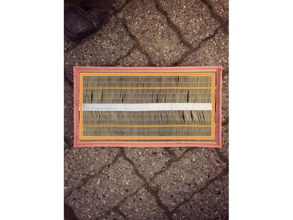 Vous avez maintenant votre filtre à air, vous pouvez constaté que celui ci est très abîmé.