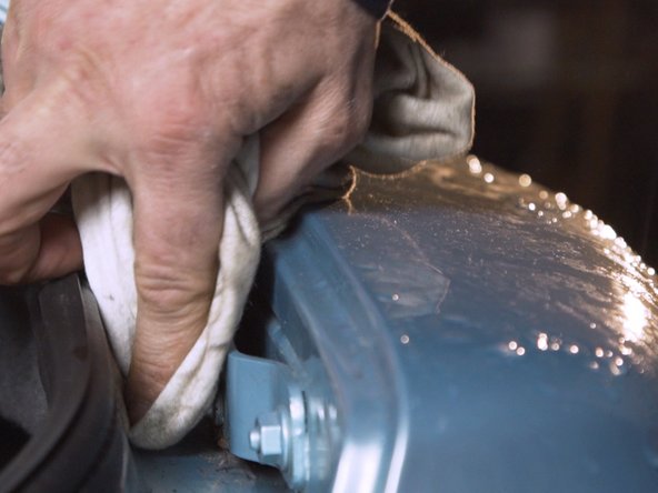 A l'aide d'un chiffon, nettoyer l'emplacement.