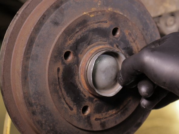 Replacer le cache moyeu en tapant dessus avec le côté du marteau