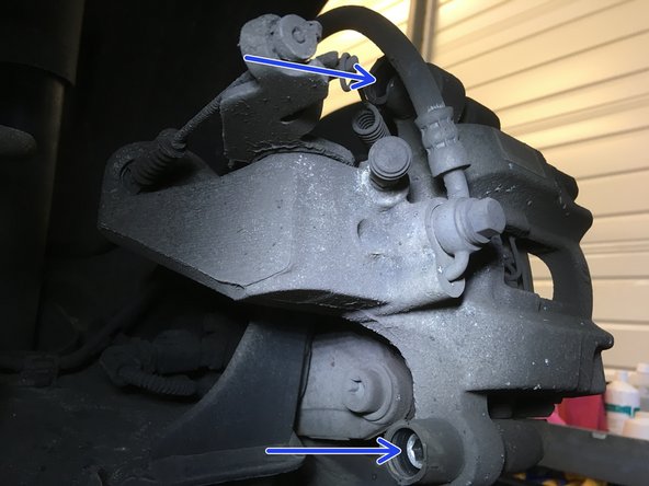 Dévisser les deux vis à l'aide de la clé BTR de 7