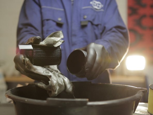 Tirer sur le filtre à huile pour le retirer de sa cloche