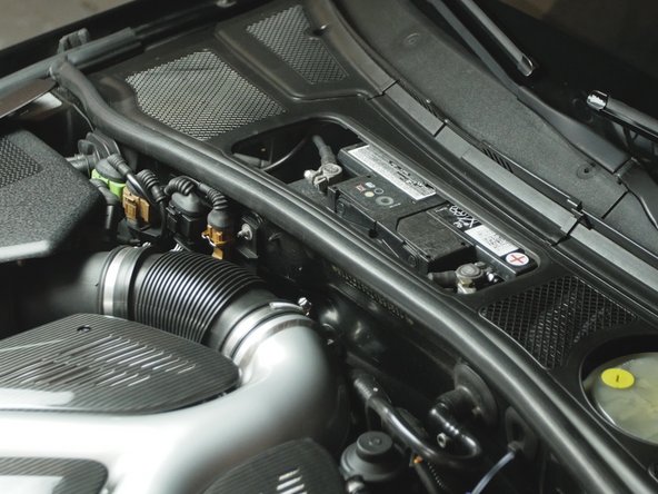 Débrancher la seconde pince rouge du véhicule anciennement en panne