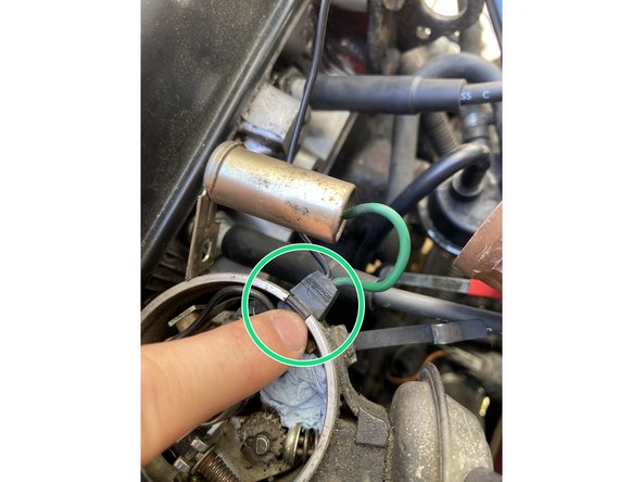 Tirez vers le haut l'embout plastique ( cercle vert sur la 3e photo )