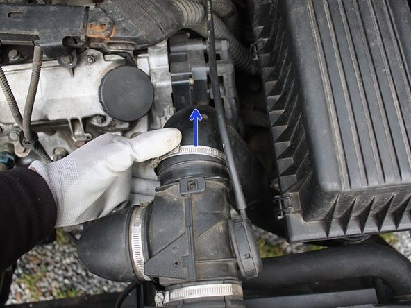 Éloigner les colliers de serrage afin de pouvoir déboîter les conduits d'air.