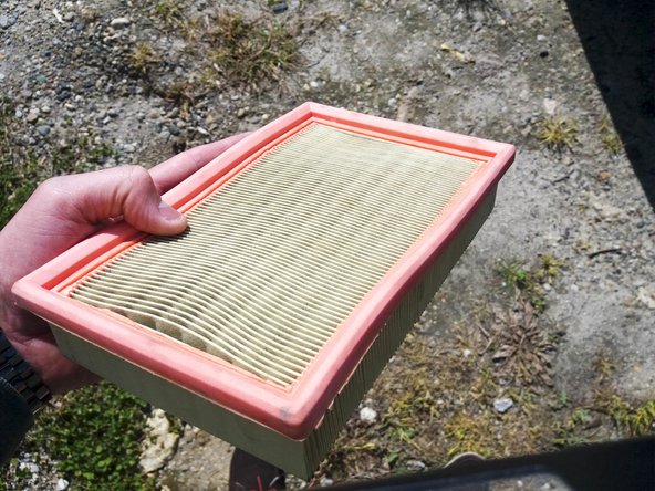 Vérifier la correspondance entre l'ancien et le nouveau filtre à air ( longueur, épaisseur...)