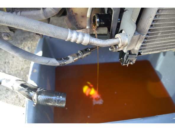 Placez une bassine sous la durite de vidange.