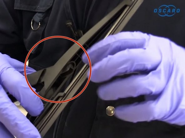 Insérer le nouveau balai d’essuie-glace sur le bras