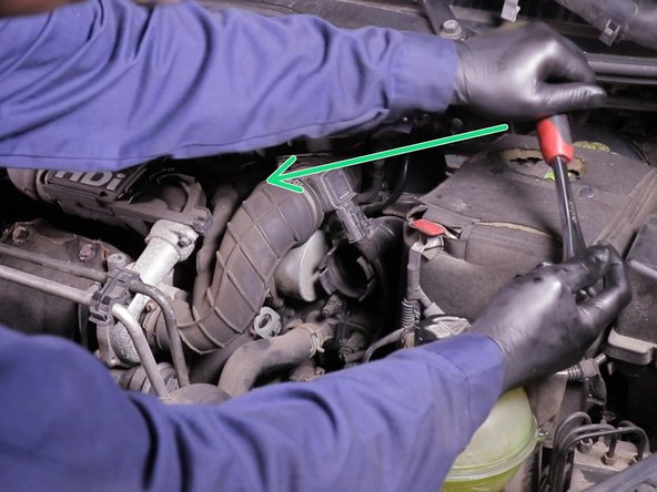 Serrer la cloche avec la douille de 27, la rallonge et le cliquet