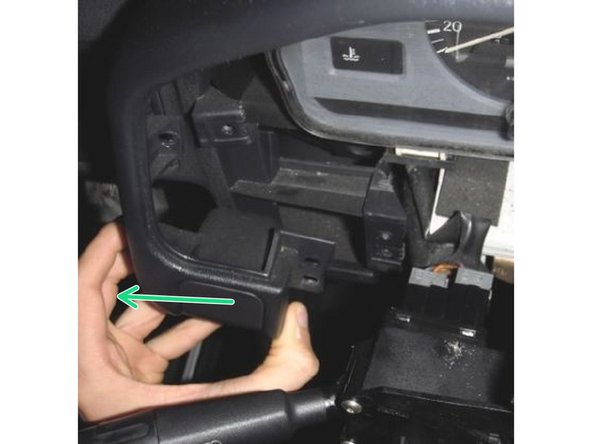 Décaler le cache plastique vers la gauche pour libérer l'espace