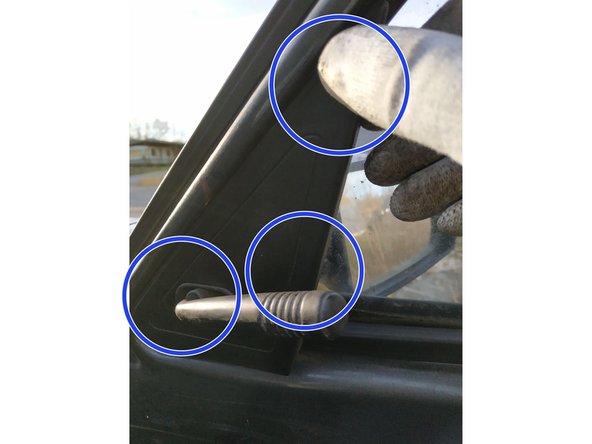 une fois les 3 ergots du cache intérieur en face de leur logement dans la carrosserie, appuyer délicatement et progressivement pour fixer